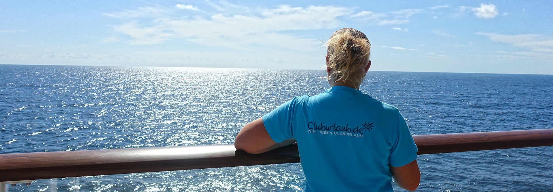 Mitarbeiterin auf einem Kreuzfahrtschiff